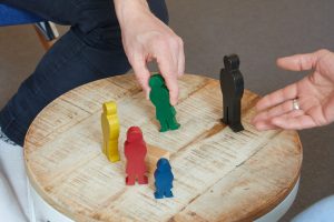 Familienaufstellung mit Holzfiguren